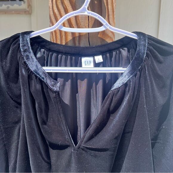 Gap Velvet short puff sleeve v neck blouse in black size small - Picture 3 of 16